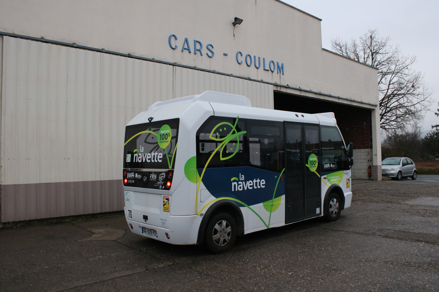 Après la journée, la navette rentre au hangar de Ruban bleu, l’entreprise de transports qui met ces véhicules à disposition. Leur parking est situé en périphérie de la ville © Anouk PASSELAC / Globe Reporters