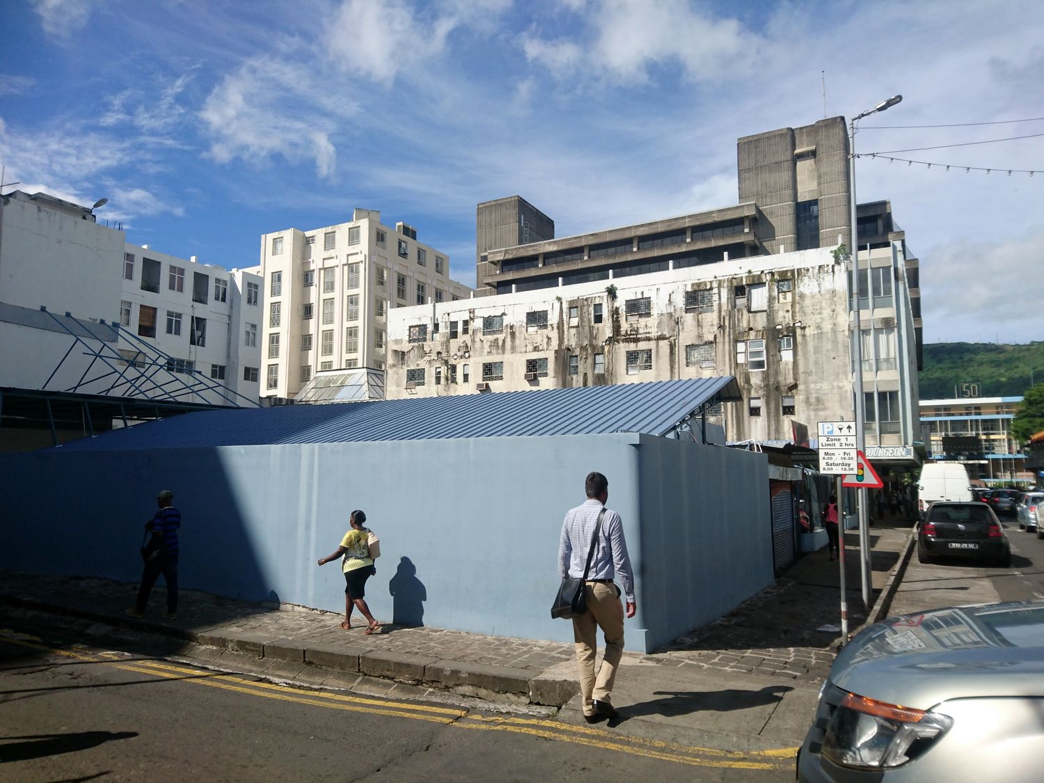 Pour rejoindre sa prochaine destination, Sidonie se dirige vers la gare des bus Victoria au sud de la ville. Port-Louis est une petite ville, il est très facile de circuler à pied. 