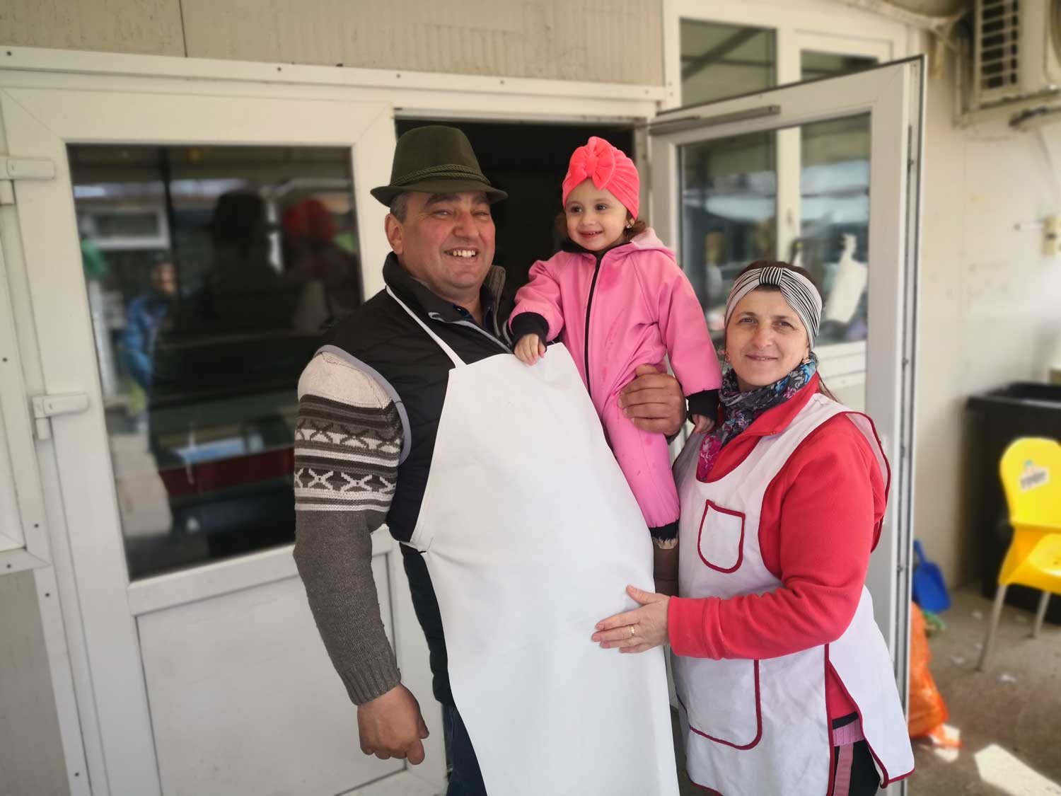 Ionica et sa femme posant avec leur filleule © Globe Reporters
