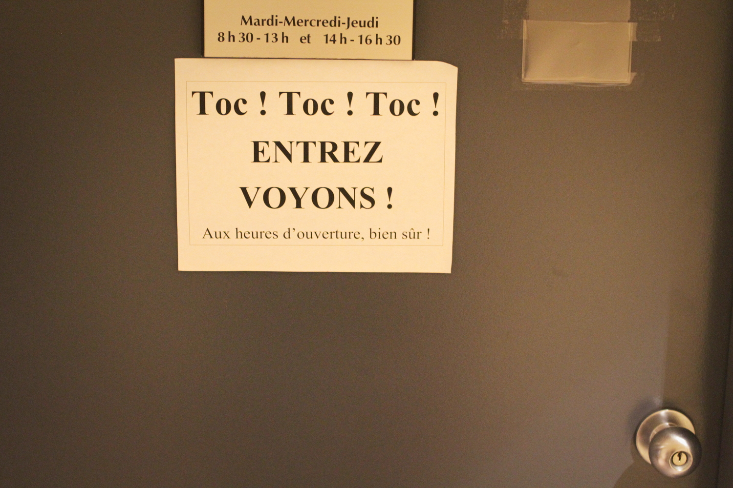Petite annonce devant une des portes des bureaux.