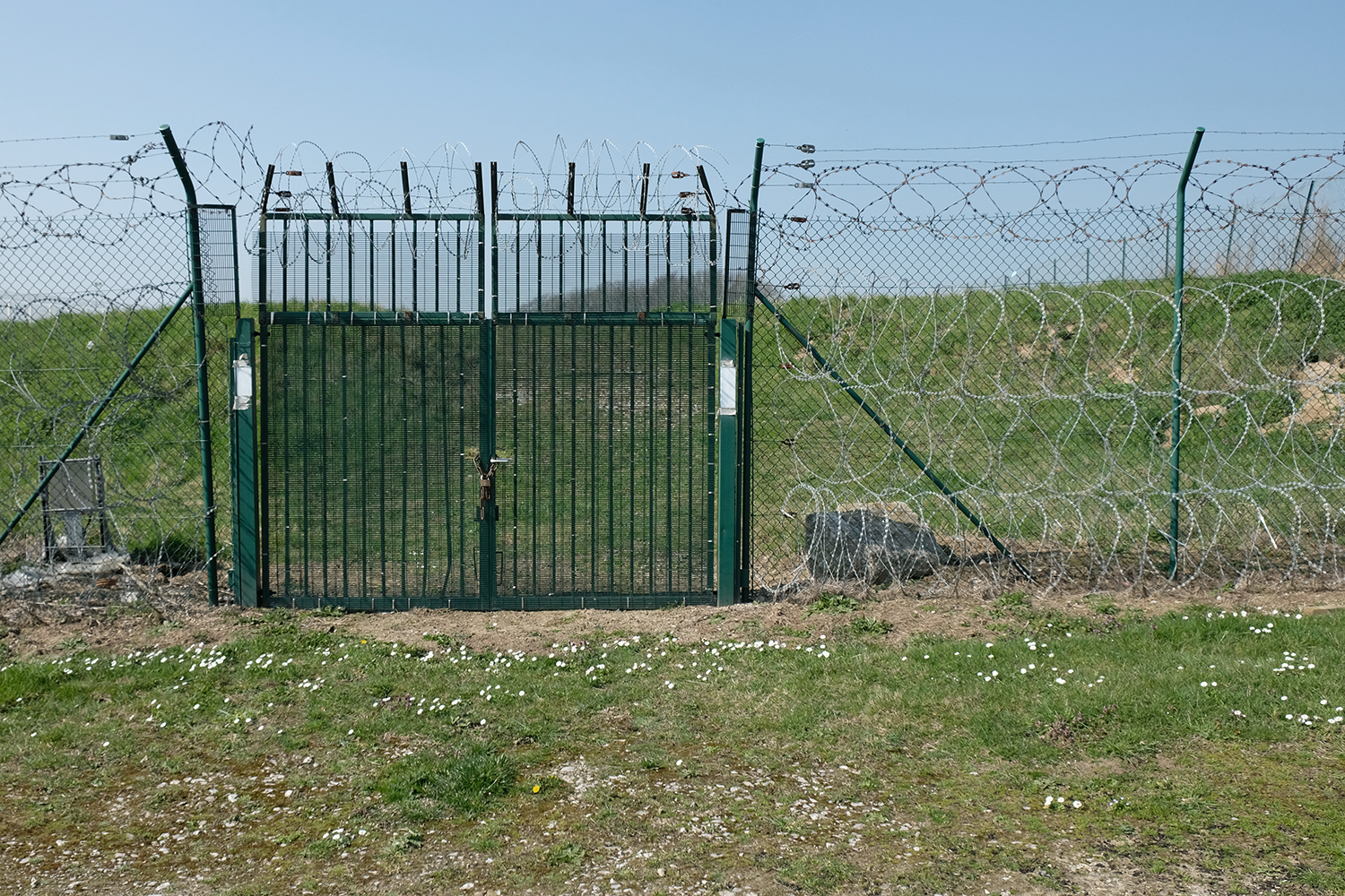 A quoi ressemble une frontière ? Paysage aux abords de l’entrée du tunnel sous la manche. 