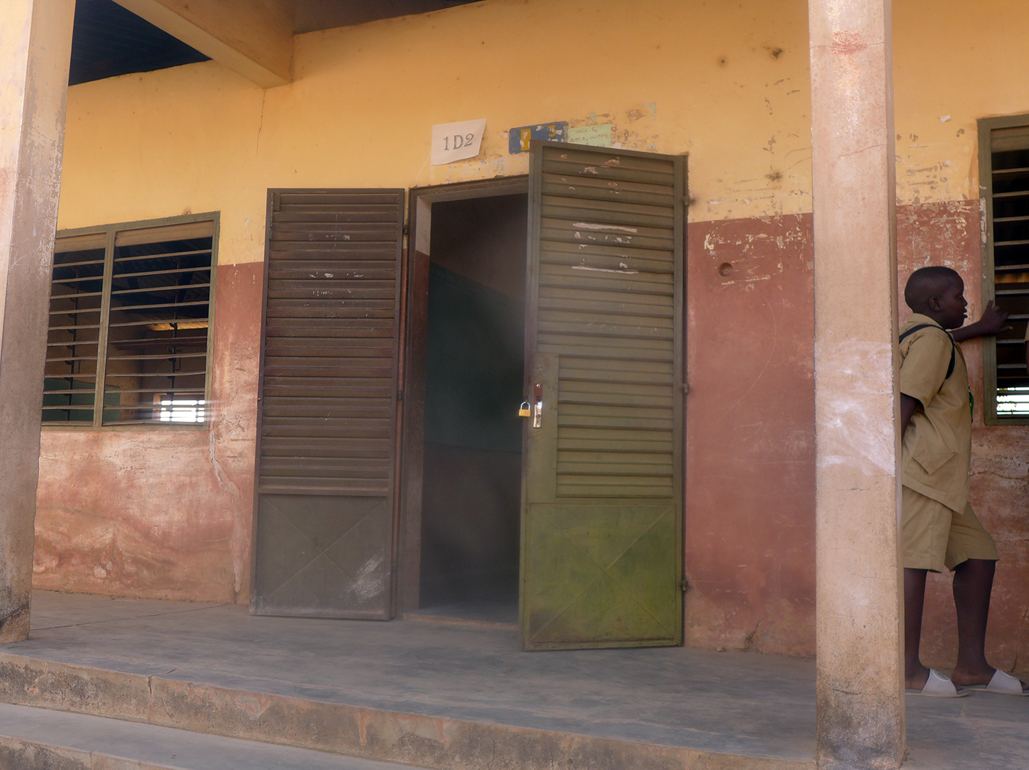 La porte de la classe où les élèves travaillent avec l’envoyée spéciale des globe-reporters.