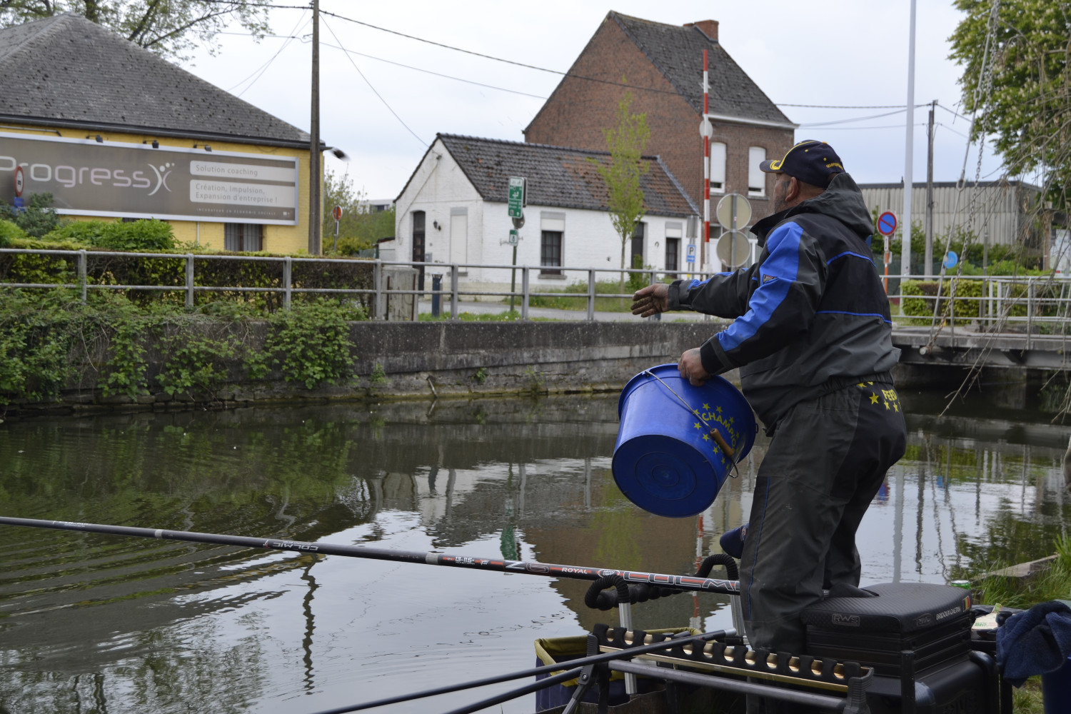 Gaëtan jette de la farine dans l’eau, pour attirer les poissons, il existe plein de goûts différents de farine, il y en a même au caramel © Globe Reporters