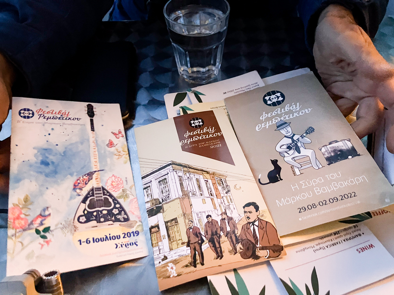 Les tracts des trois précédentes éditions du festival de rebétiko de Syros © Globe Reporters