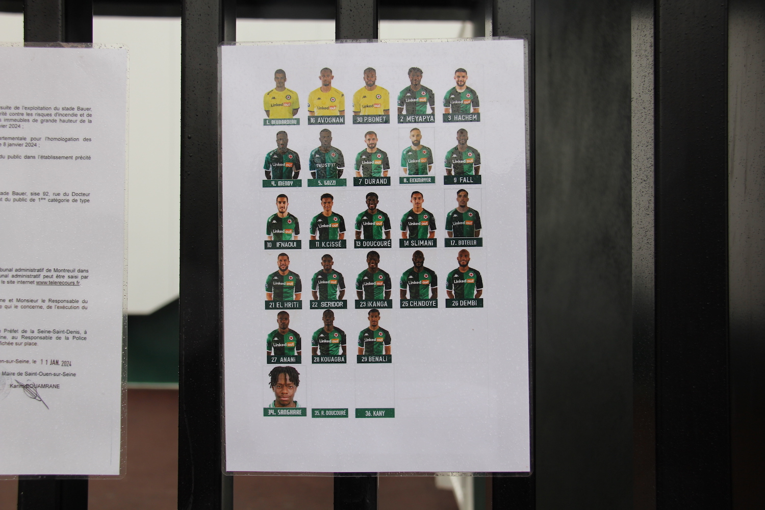 L’équipe est affichée sur les grilles du stade © Globe Reporters