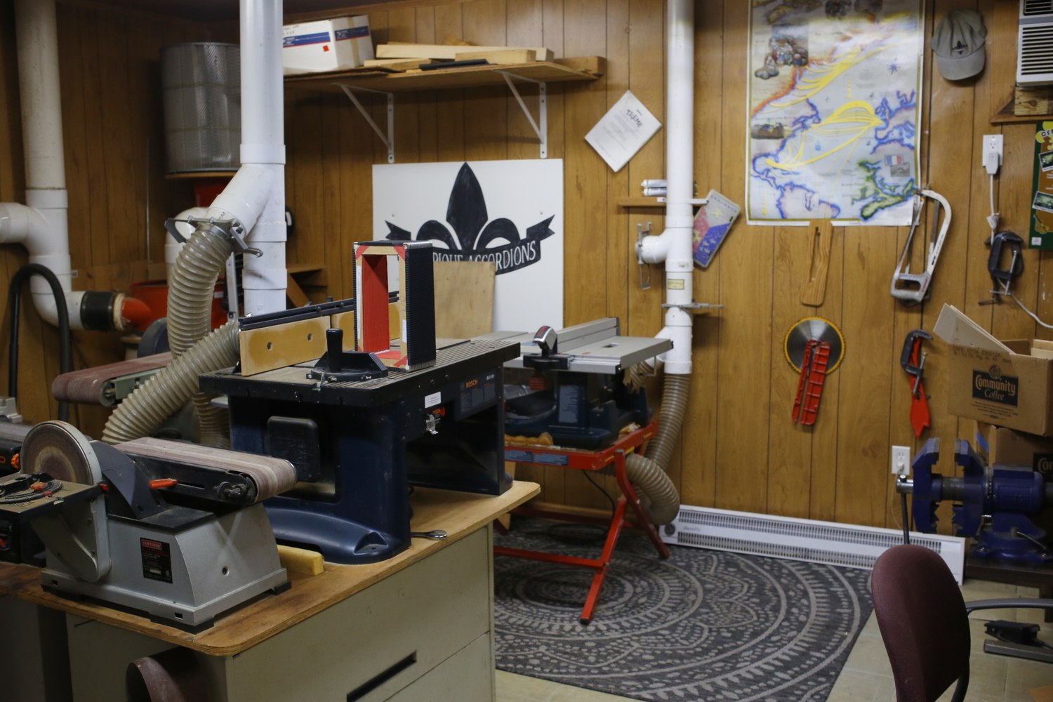 Dans l’atelier de fabrique d’accordéons de Jesse BROWN © Globe Reporters 