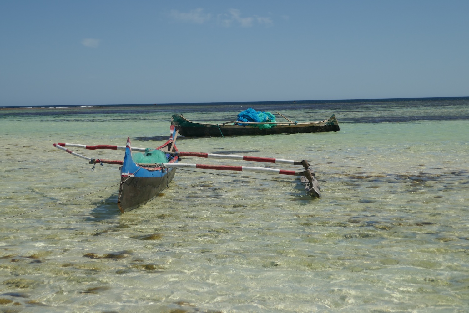 Des pirogues dans le village d’Ambola © Globe Reporters