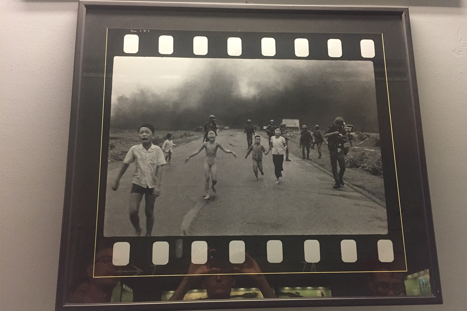 En 1972, les soldats américains jettent du napalm dans la province de Tay Ninh. La photo de cette petite fille de 9 ans, brûlée, a gagné de nombreux prix internationaux et est restée comme l’une des photos les plus influentes du 20e siècle.