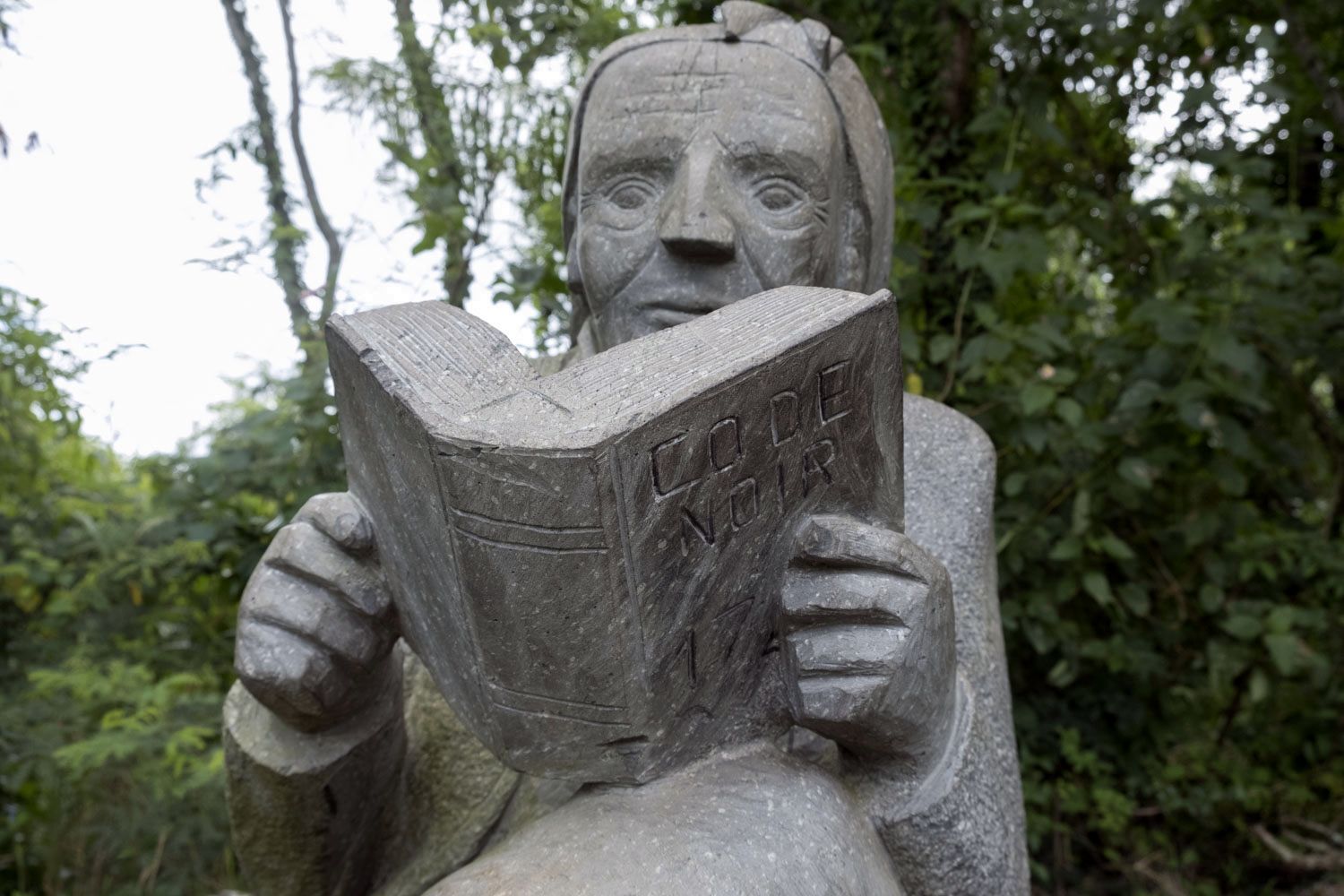 Une statue dans le jardin représente Madame DESBASSAYNS en train de lire le Code Noir. Edité en 1685 par Louis XIV, le Code Noir régissait le travail des esclaves dans les colonies. Il est appliqué à La Réunion, alors appelée île Bourbon, à partir de 1724. 