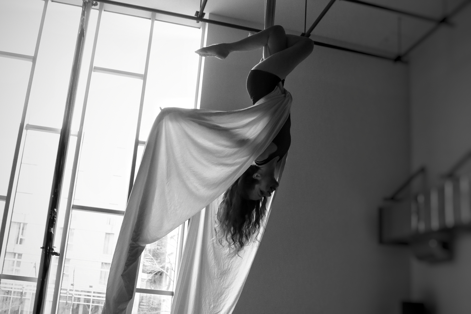 Entraînement d’acrobate dans les studios. Crédits : Les 7 Doigts/Sébastien Lozé.
