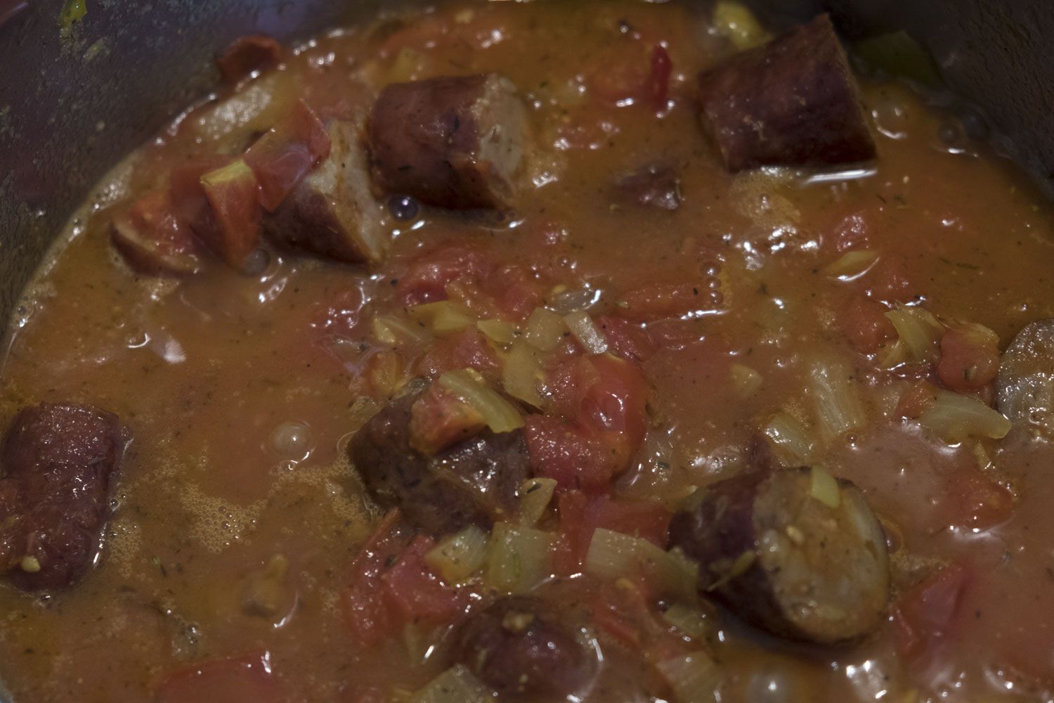 Mélanger les saucisses aux légumes.