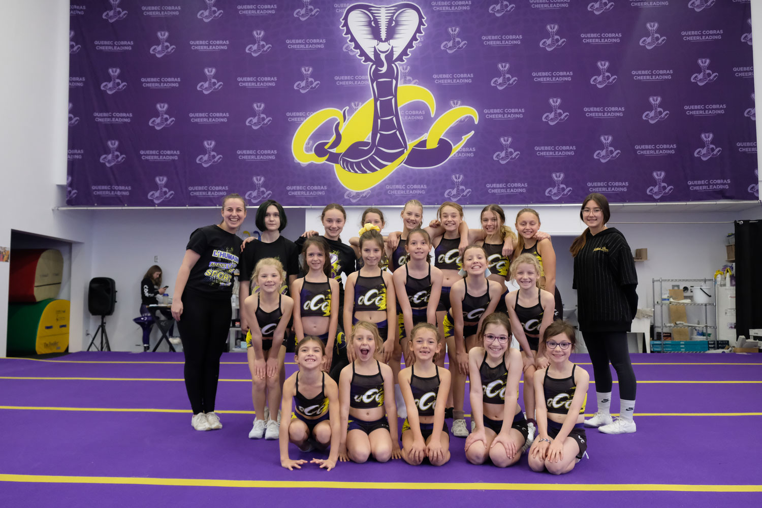 Photo de groupe de l’équipe de Léa au Québec Cobras Cheerleading © Globe Reporters