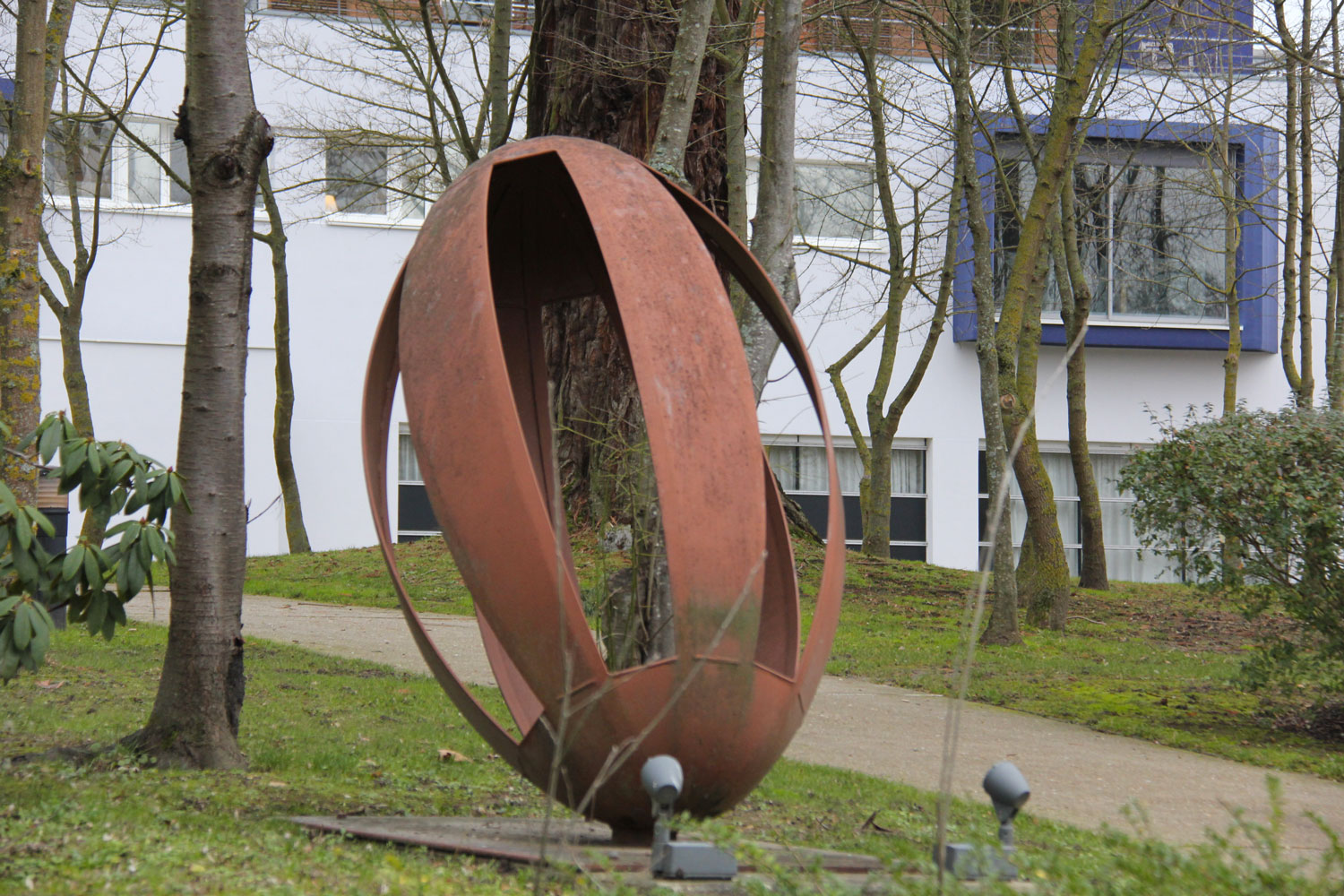 Même les sculptures dans le camp de Marcoussis célèbrent « l’ovalie », c’est-à-dire le monde du rugby © Globe Reporters