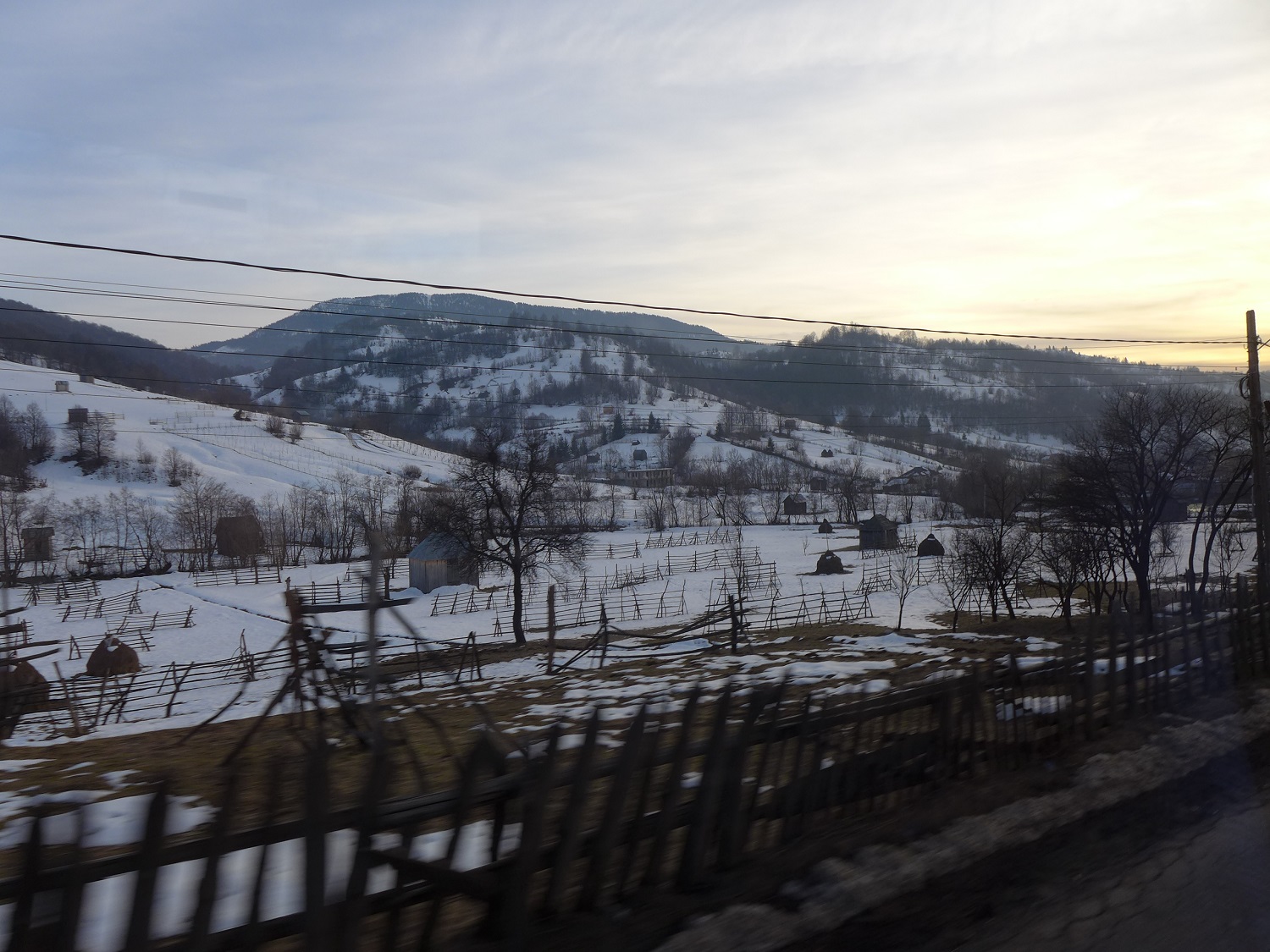 Paysages du Maramures, en repartant vers Cluj, au soleil couchant. Les barrières en bois qu’on voit dans les champs servent à faire sécher le foin. 