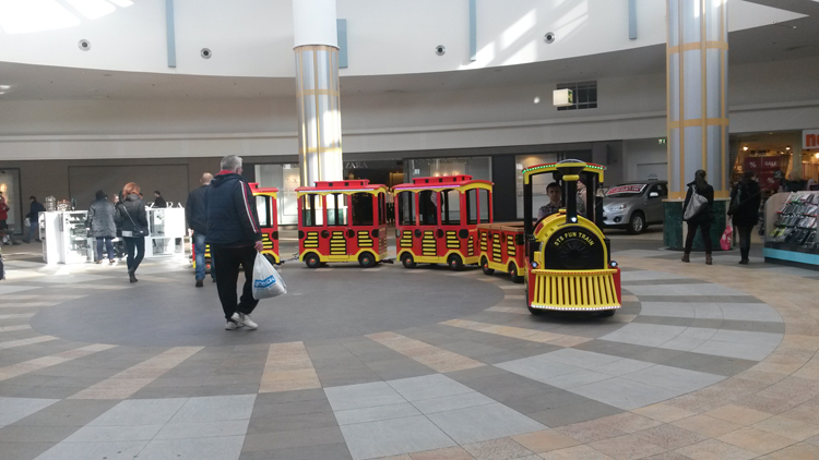 Un petit train parcourt le centre commercial
