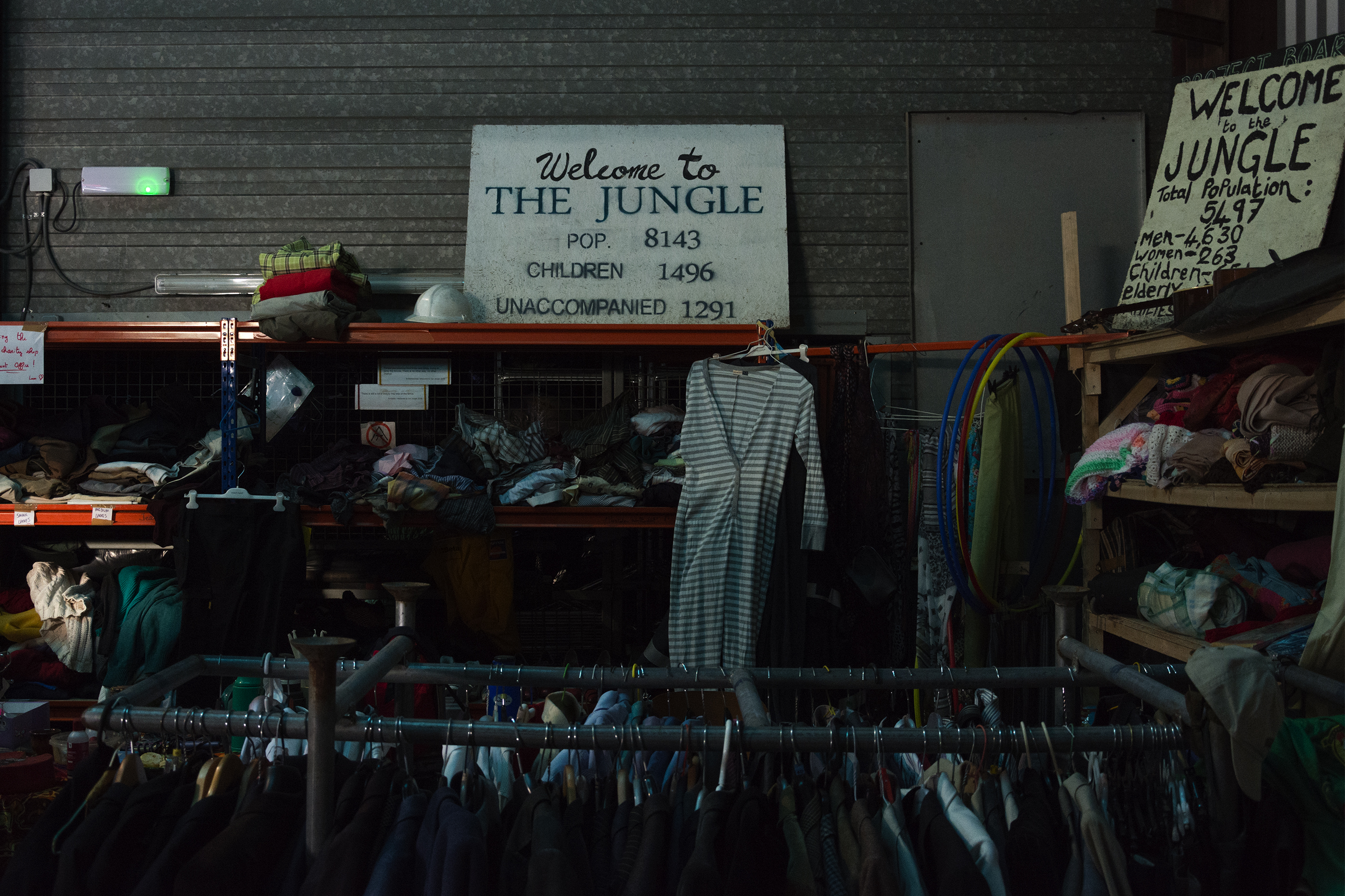 Photo issue du reportage réalisé en juin 2017 par Sidonie Hadoux à Calais : l’auberge des migrants dispose d’un grand entrepôt à Calais où sont réunies plusieurs associations humanitaires. Grâce aux dons, ils distribuent des vêtements aux personnes qui en ont besoin.  