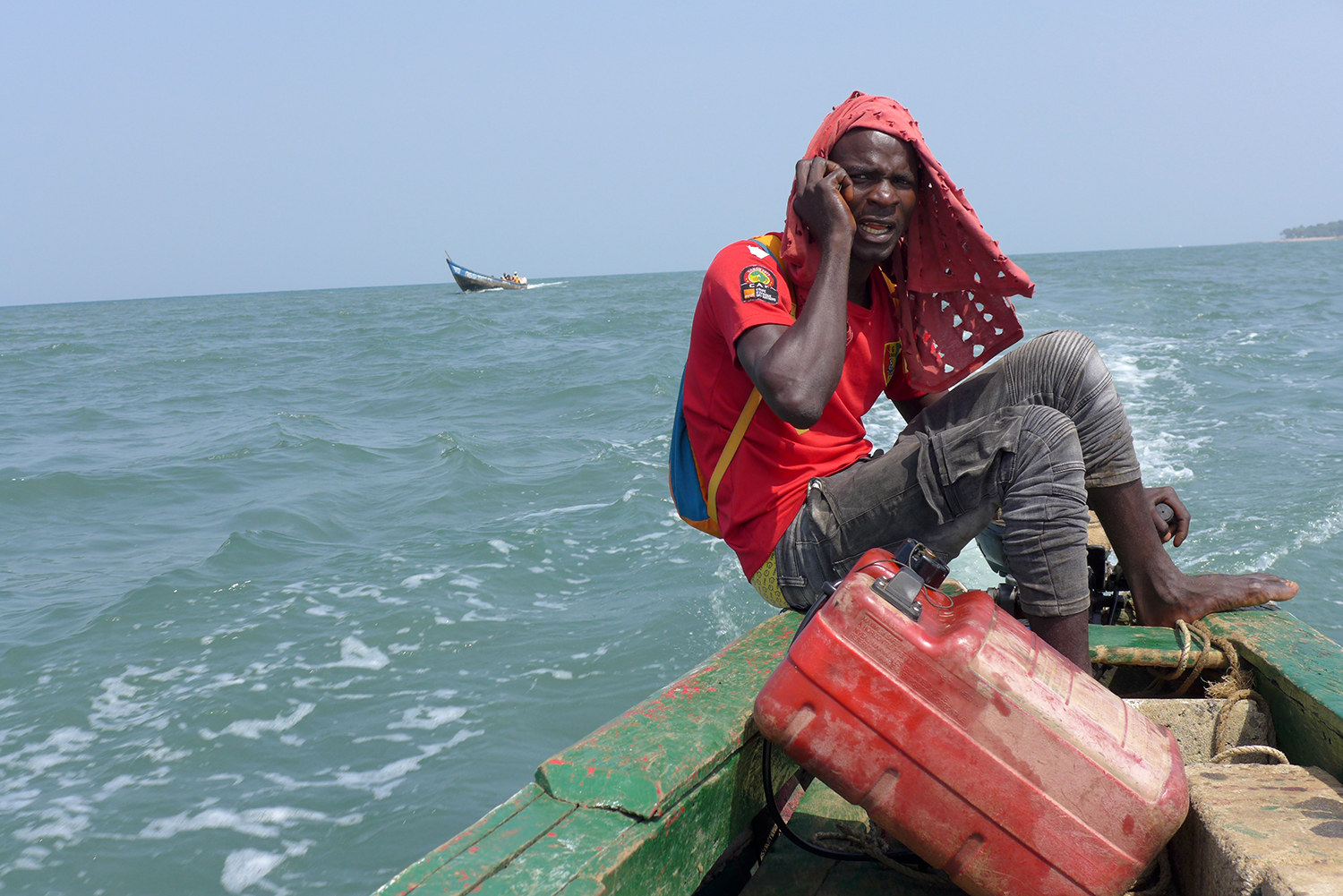 Le voyage vers les iles se fait en pirogue.