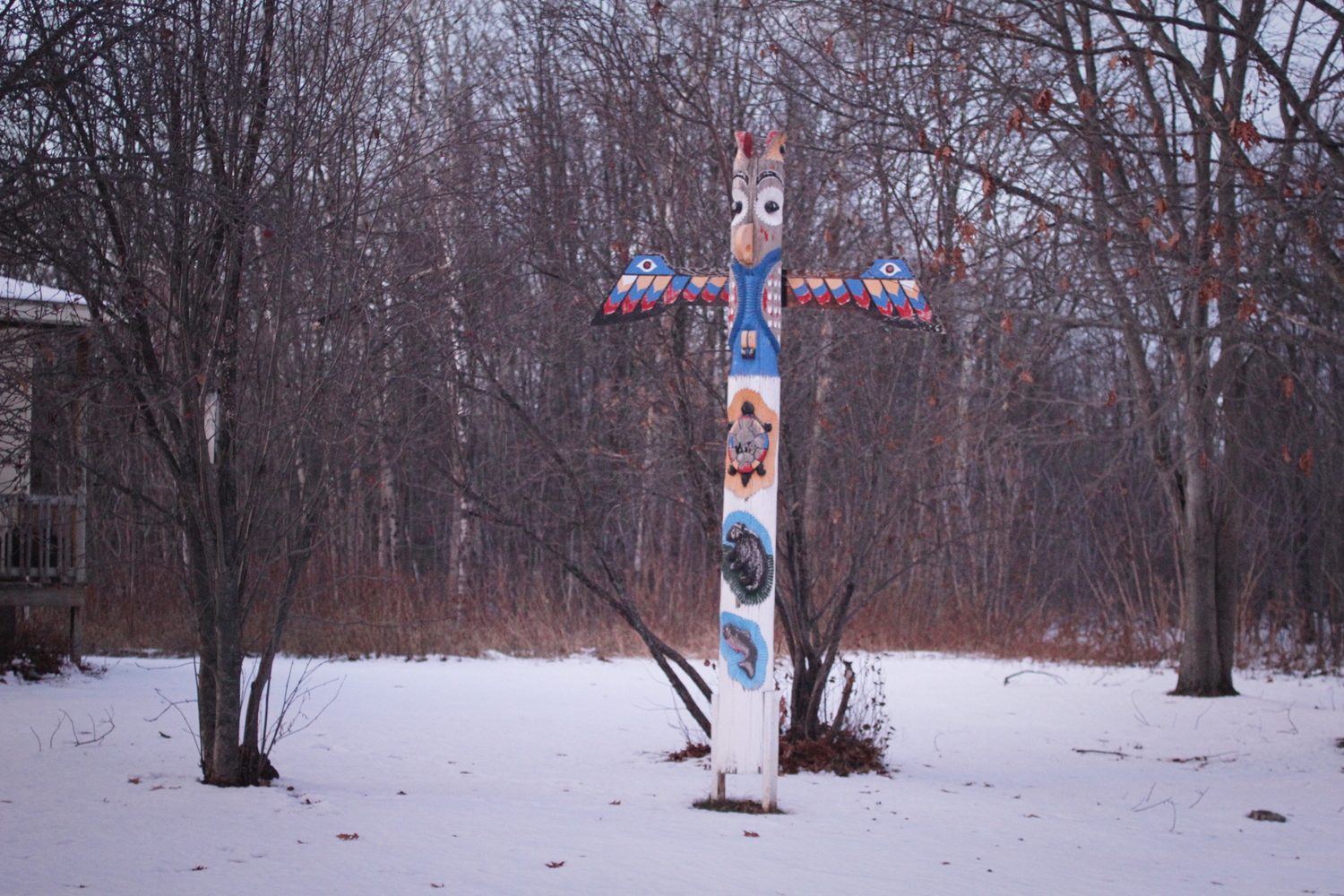 Totem dans le jardin d’une maison.