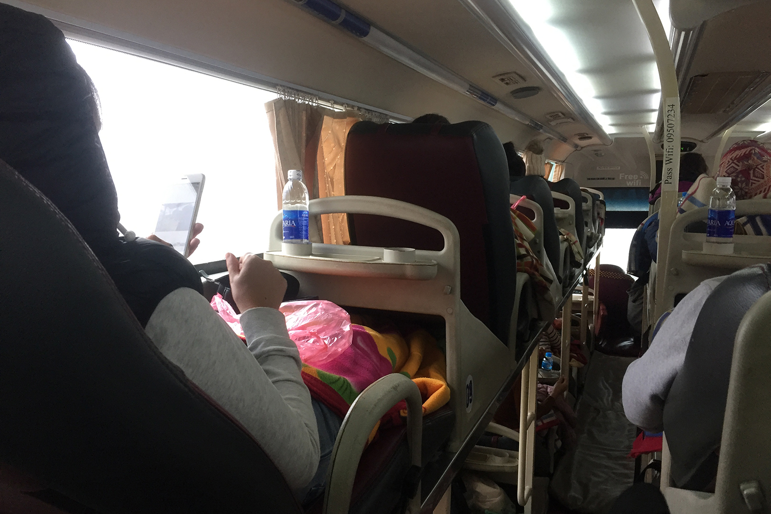 Ces couchettes existent aussi pour une seule personne. Résultat : tout le monde s’endort, même en plein milieu de l’après-midi ! C’est beaucoup plus confortable pour voyager.