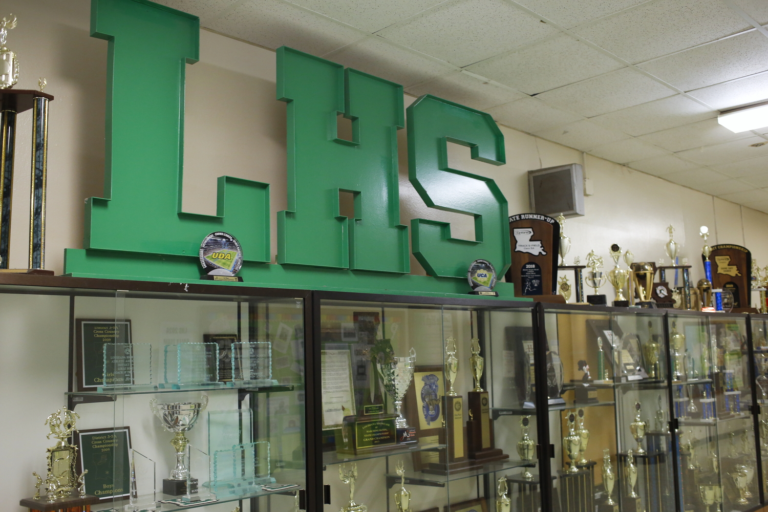 Des coupes et prix gagnés par des élèves de Lafayette High School, dans différents domaines : football (« soccer » aux États-Unis), football américain, chorale etc. © Globe Reporters