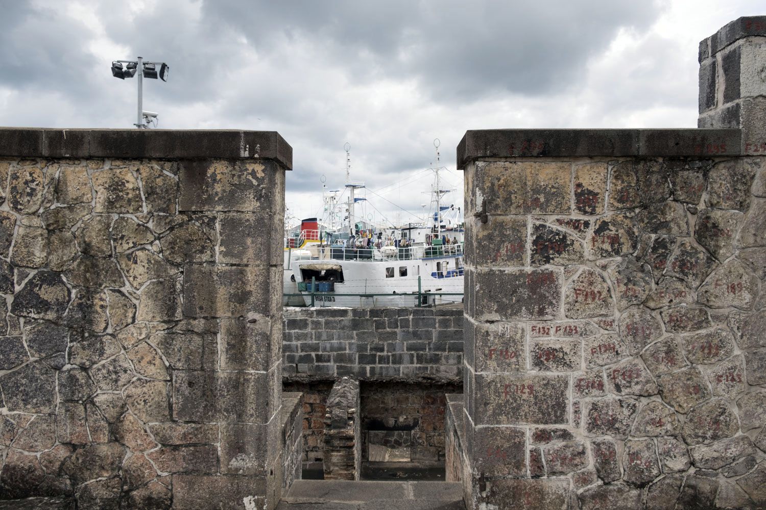 Les bateaux amarraient et les immigrés descendaient pour rejoindre directement le dépôt.