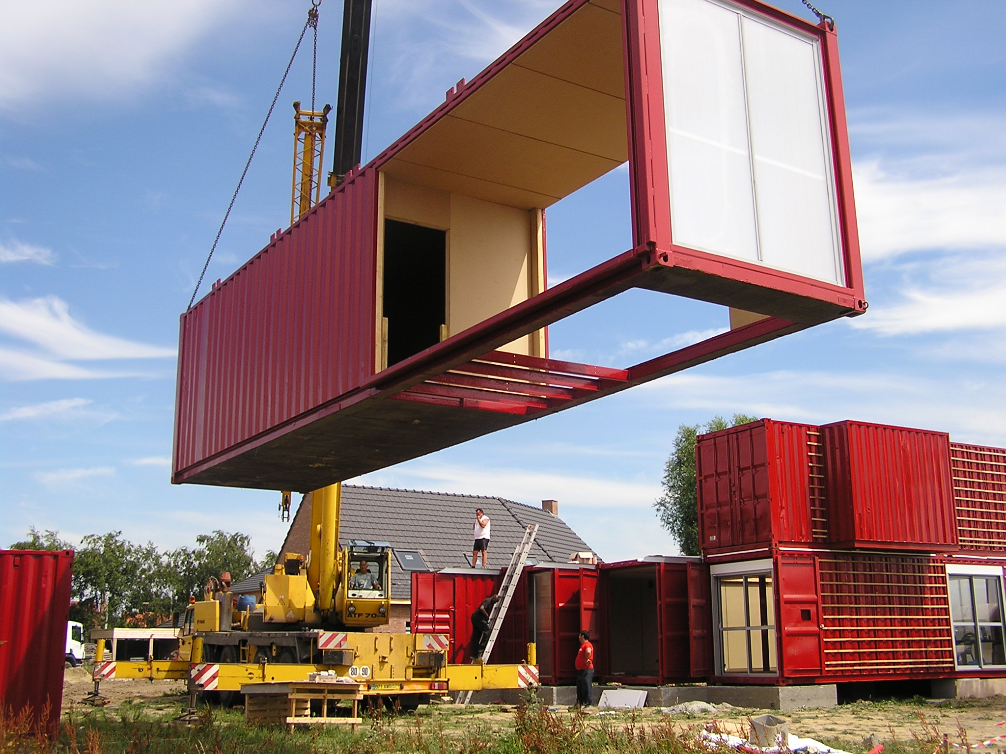 L’installation des containers se fait à l’aide d’une grue. ©Patrick PARTOUCHE
