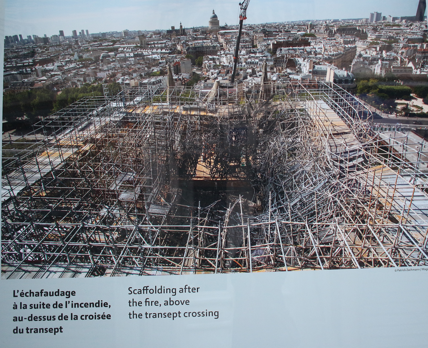 Sur cette photo, nous apercevons le trou laissé dans l’échafaudage suite à l’incendie qui s’est déclenché sur les toits de la cathédrale. Car lorsque le feu a éclaté, la flèche était justement en restauration. L’échafaudage est aussi ce qui a permis de protéger le bâtiment © Globe Reporters