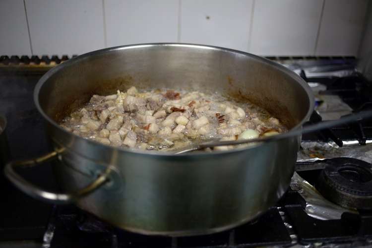 Des bouts de gras de cochon cuisent tranquillement