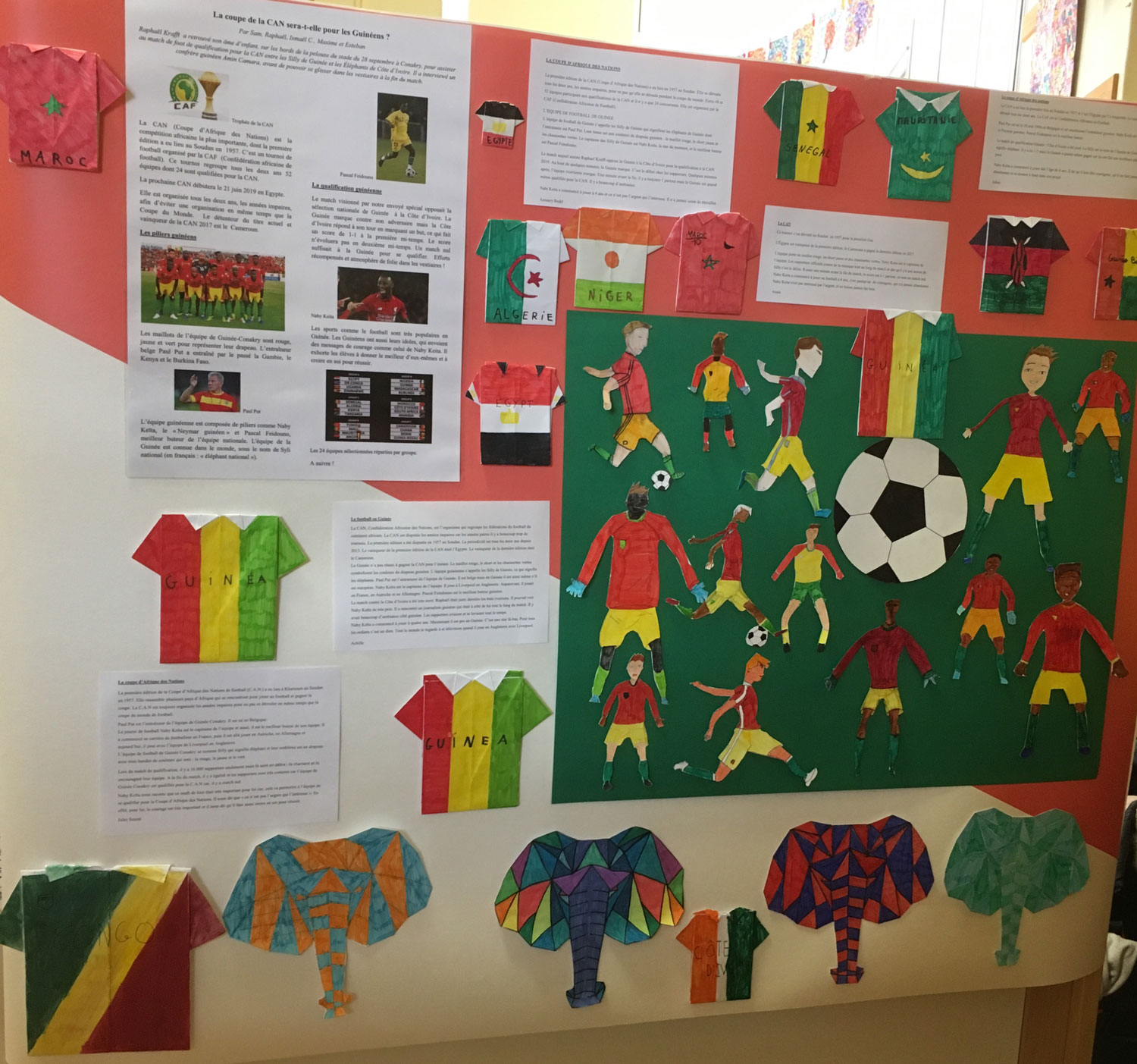Exposition des articles dans l’école.