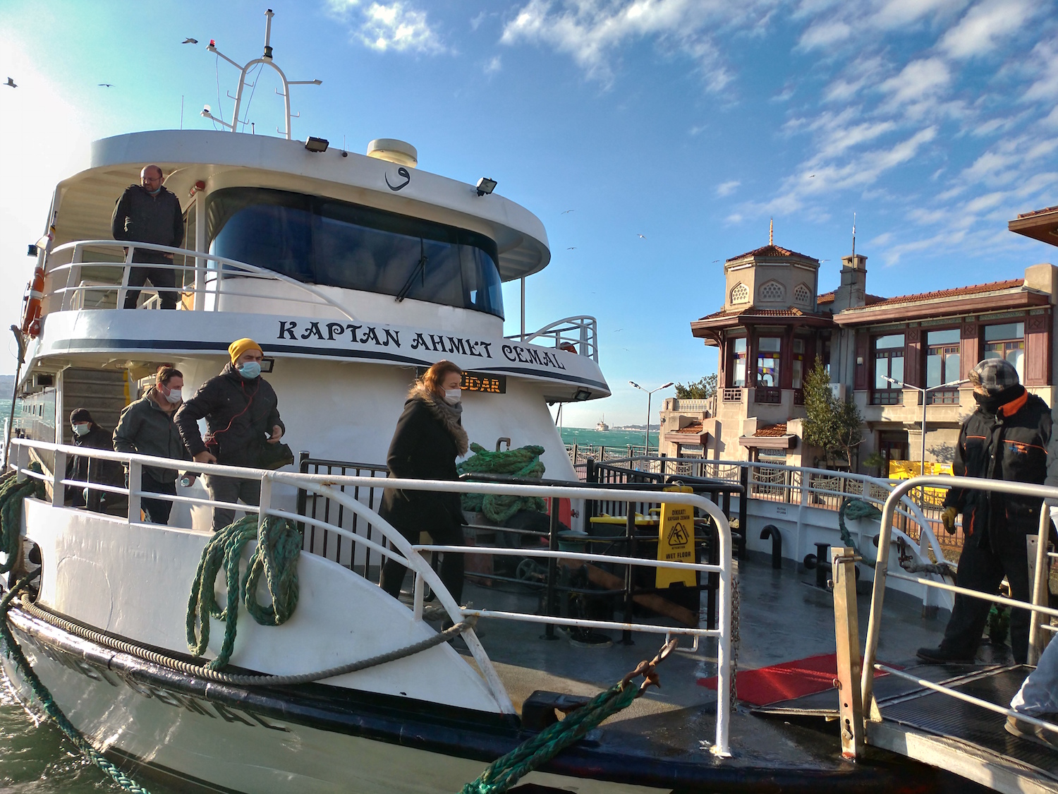 Des centaines de bateaux de tailles diverses effectuent la liaison entre la rive européenne et la rive asiatique d’Istanbul. La traverse coûte le prix d’un voyage en bus ou en métro. © Globe Reporters